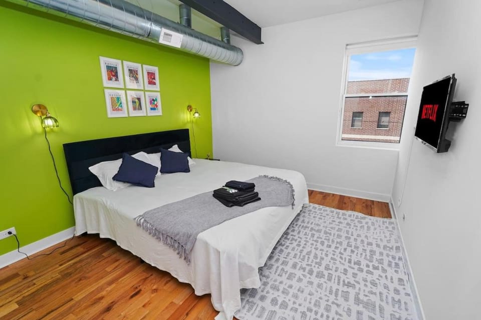 Modern 4BR Pilsen Retreat Near Illinois Medical District & Chicago Downtown Apartment in Lower West Side
