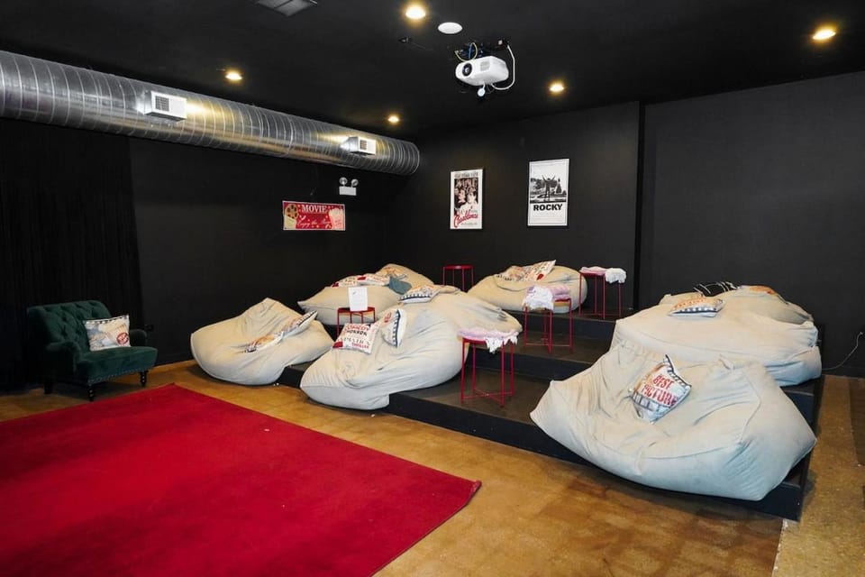 Modern 4BR Pilsen Retreat Near Illinois Medical District & Chicago Downtown Apartment in Lower West Side