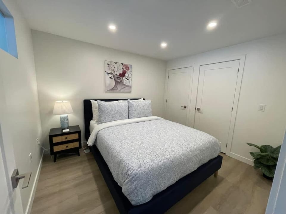 Waterfront large 1 BR with 6 appliances & gym Apartment in Dartmouth