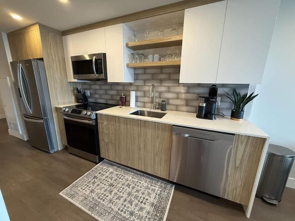 Downtown Waterfront 1 Bedroom with AC and Gym Apartment in Dartmouth