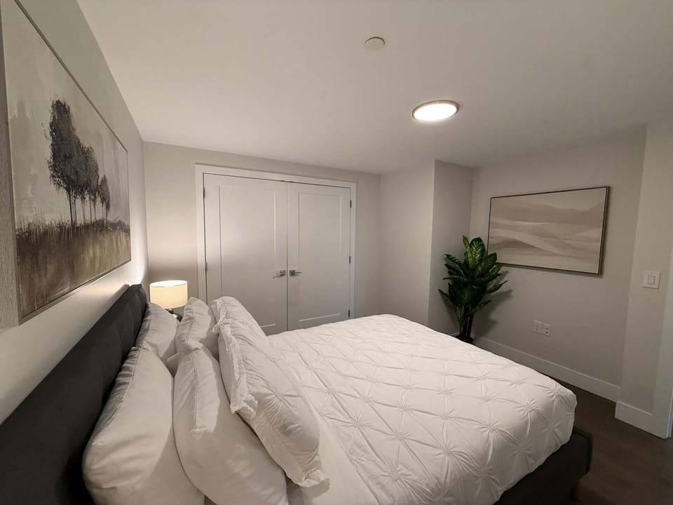 Waterfront downtown 2 BR 2 Bath with 6 appliances Apartment in Dartmouth