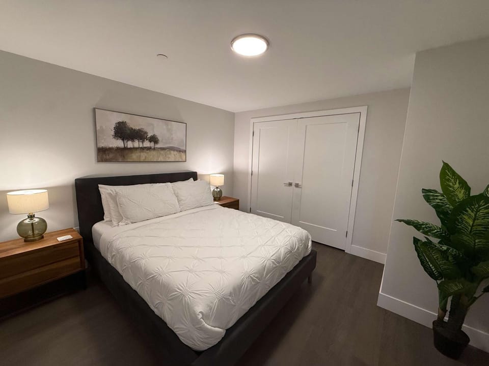 Waterfront downtown 2 BR 2 Bath with 6 appliances Apartment in Dartmouth