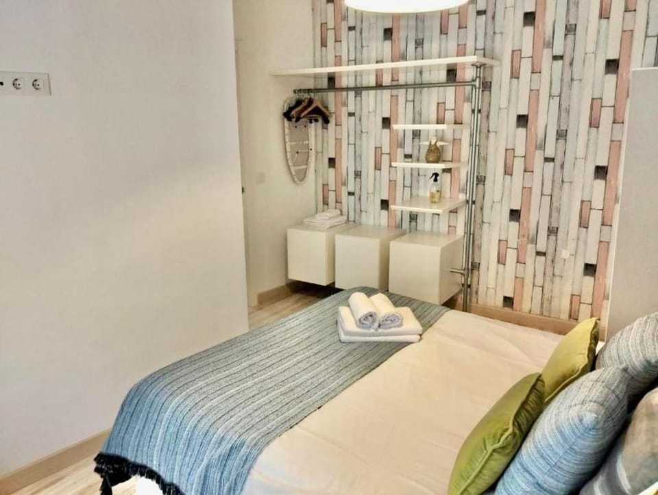 Bed, Photo of the whole room, Seating area, Bedroom, towels