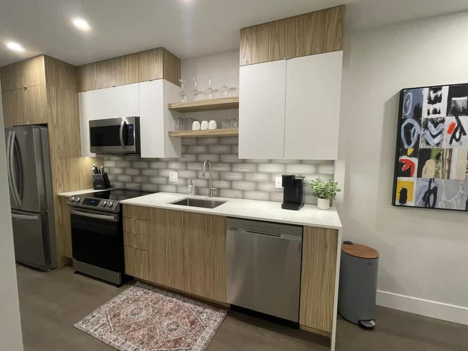 Downtown bright and modern 1 BR with 6 appliances Apartment in Dartmouth
