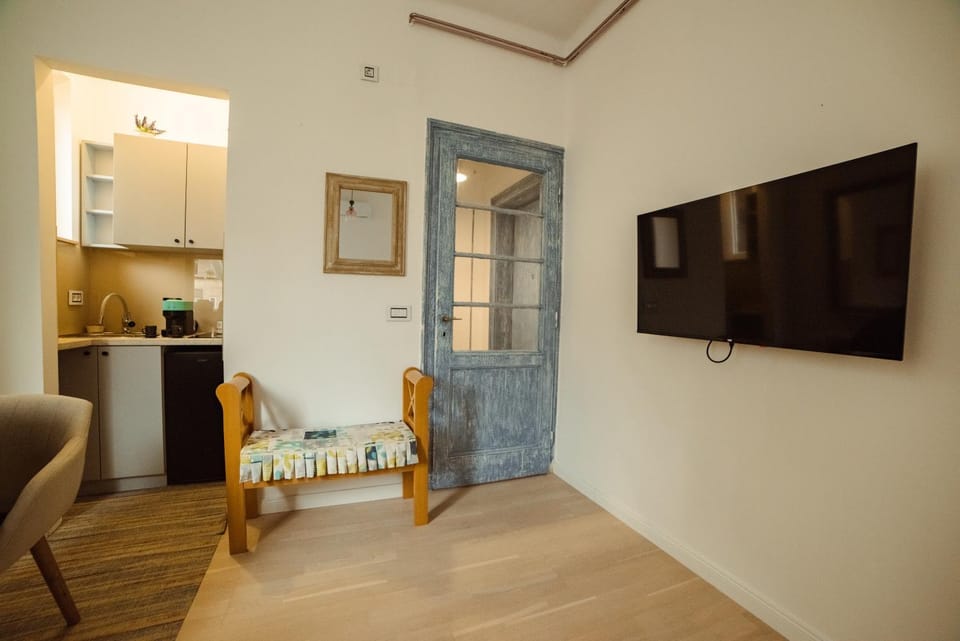 TV and multimedia, Kitchen or kitchenette, Seating area
