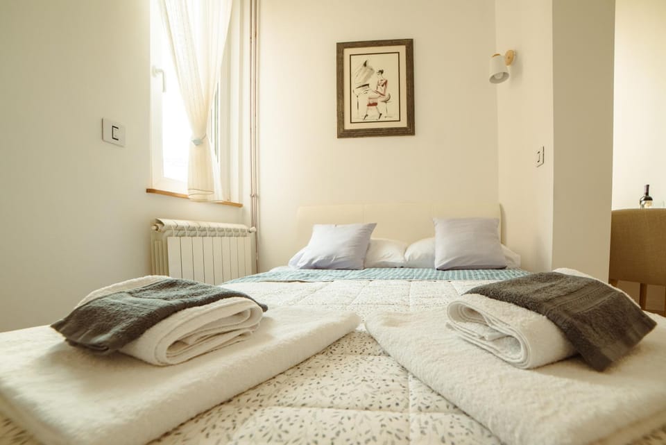 Bed, Bedroom, towels