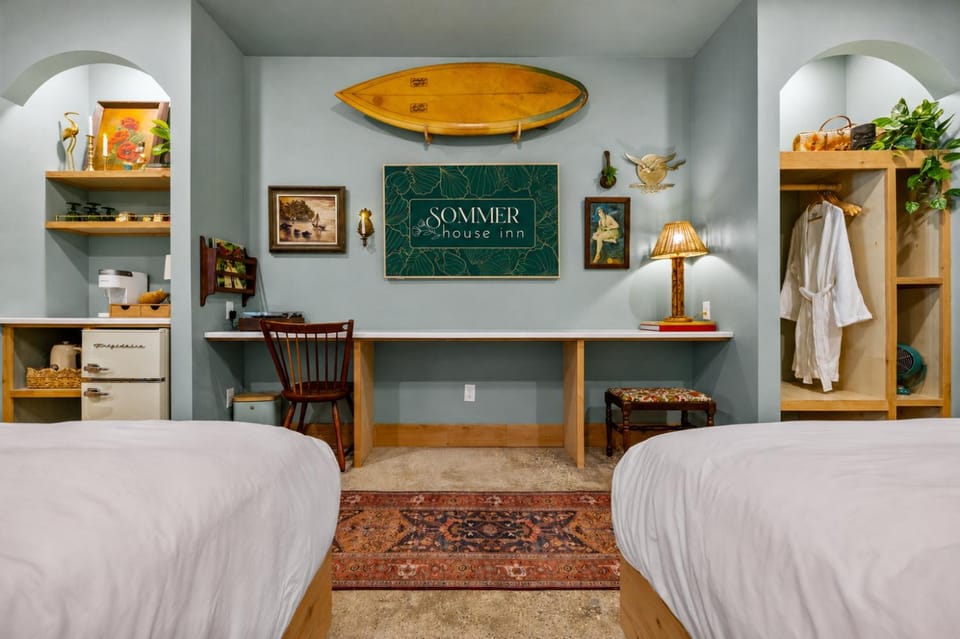 Bed, TV and multimedia, Bedroom