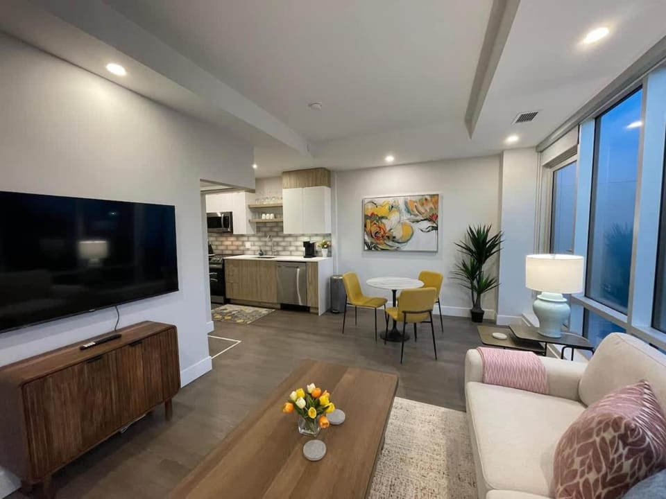 Spotless & Bright 1 BR downtown with private patio Apartment in Dartmouth