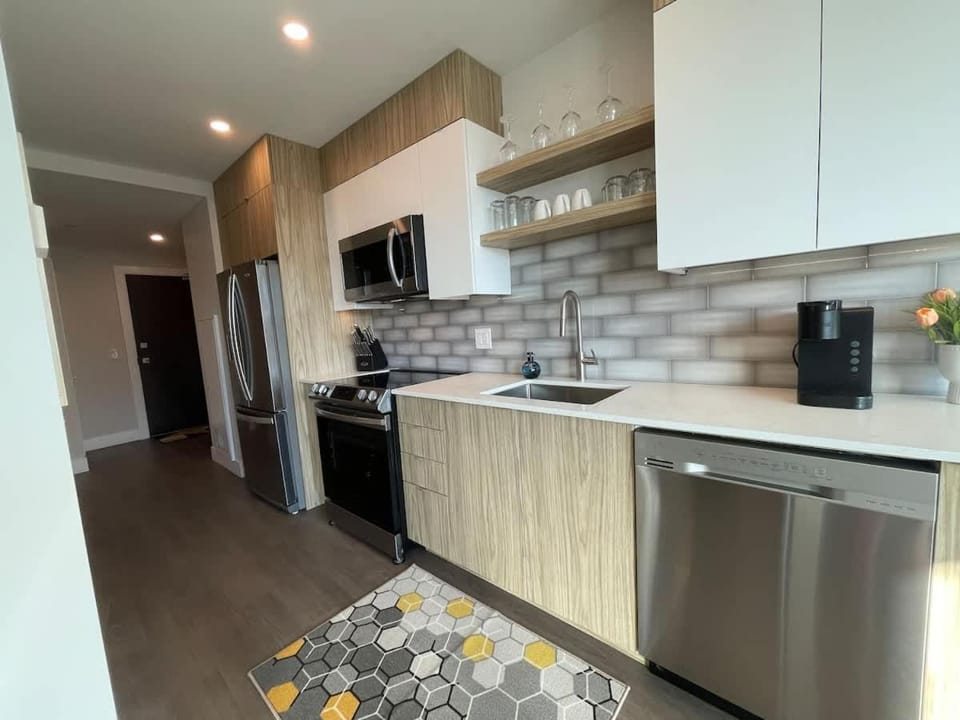 Spotless & Bright 1 BR downtown with private patio Apartment in Dartmouth