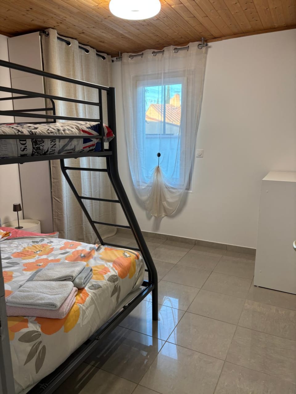 Bedroom, bunk bed