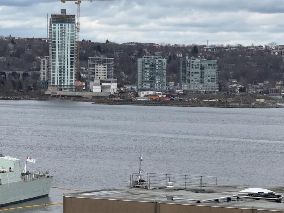 Waterfront penthouse 1 Bedroom with 6 appliances Apartment in Dartmouth