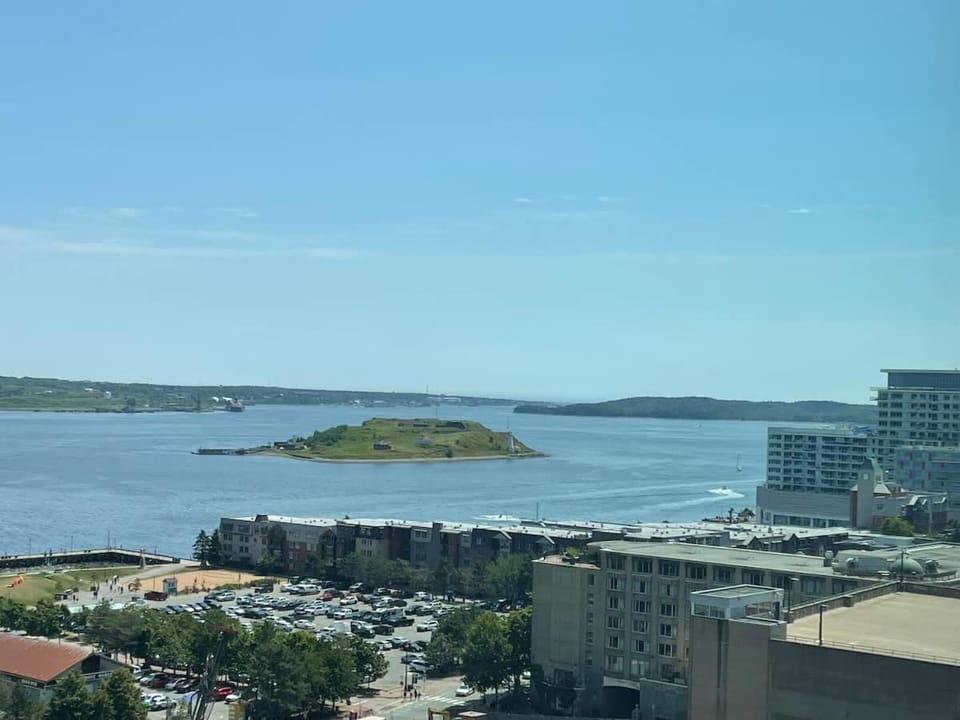Waterfront 1 BR corner unit with 6 appliances Apartment in Dartmouth