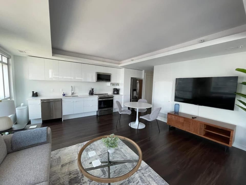 Waterfront 1 BR corner unit with 6 appliances Apartment in Dartmouth