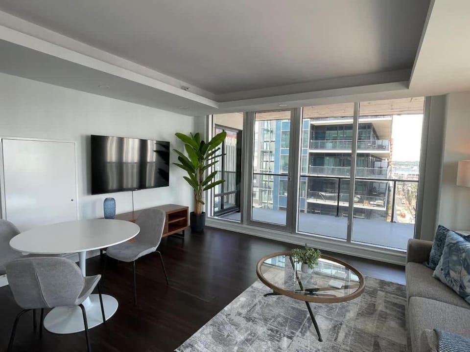 Waterfront 1 BR corner unit with 6 appliances Apartment in Dartmouth