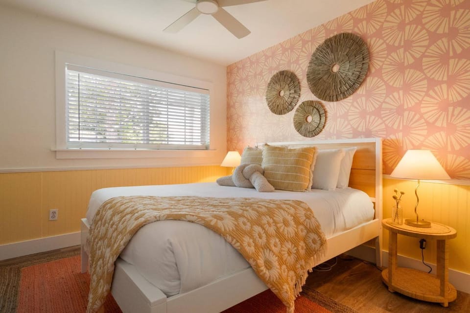 Bed, Photo of the whole room, Decorative detail, Bedroom