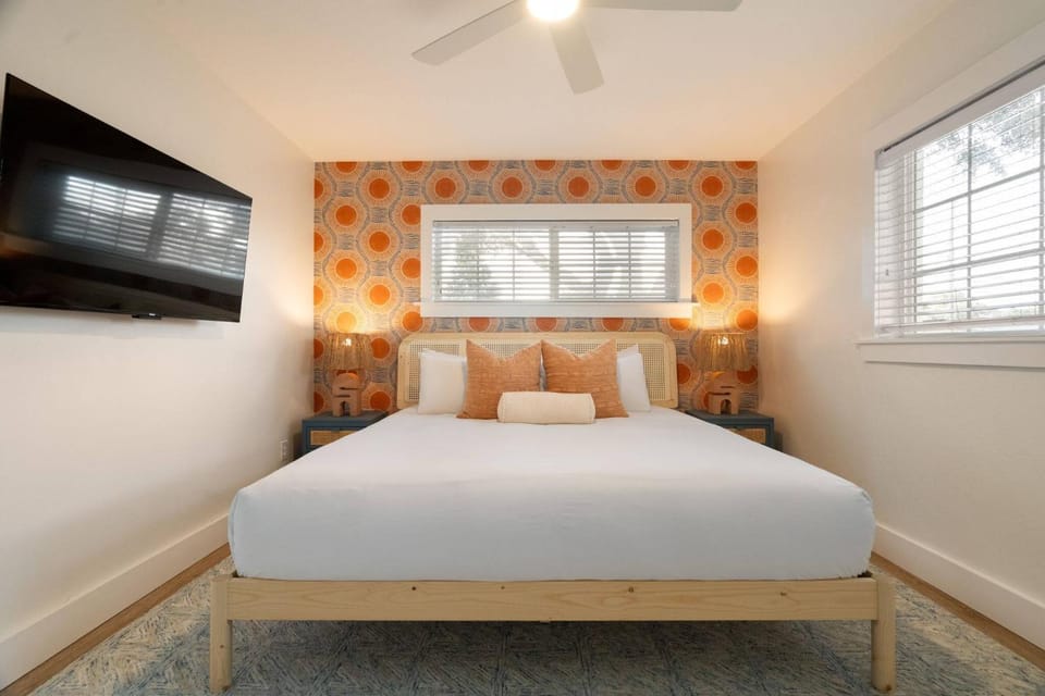Bed, TV and multimedia, View (from property/room), Bedroom