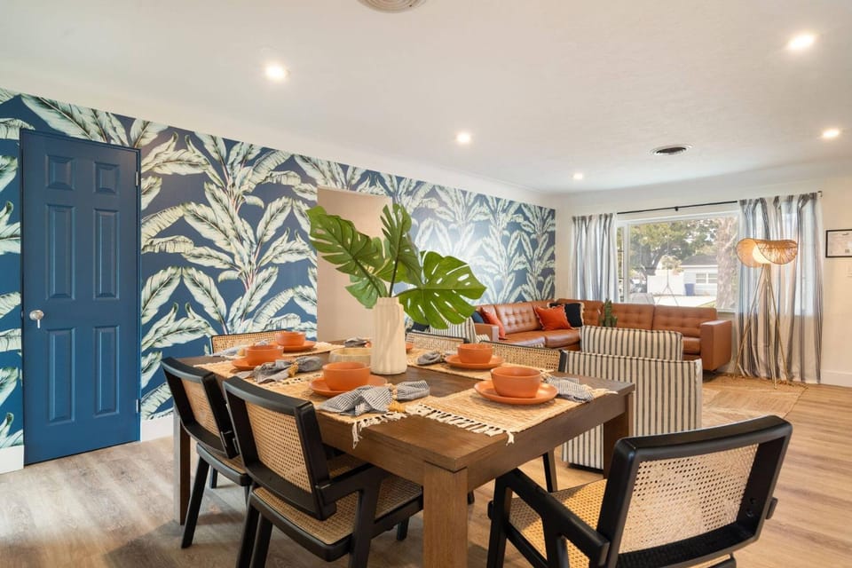 Seating area, Dining area, Meals