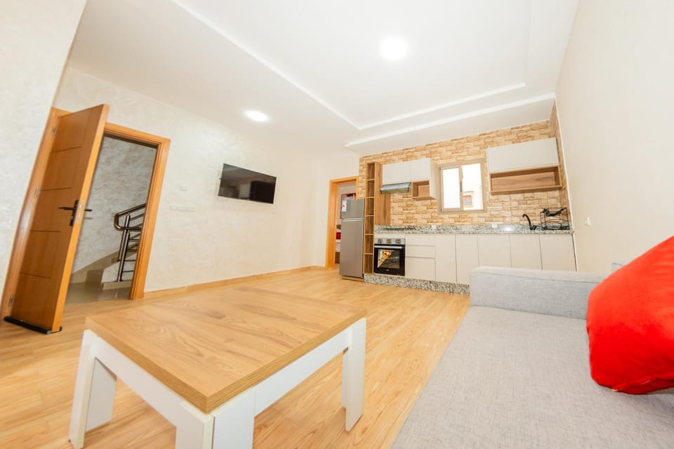 TV and multimedia, Kitchen or kitchenette, Living room, Seating area, Dining area, oven, stove