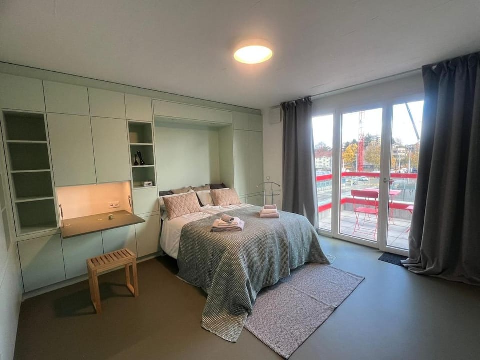 Bed, Living room, Photo of the whole room, Seating area, Bedroom, towels