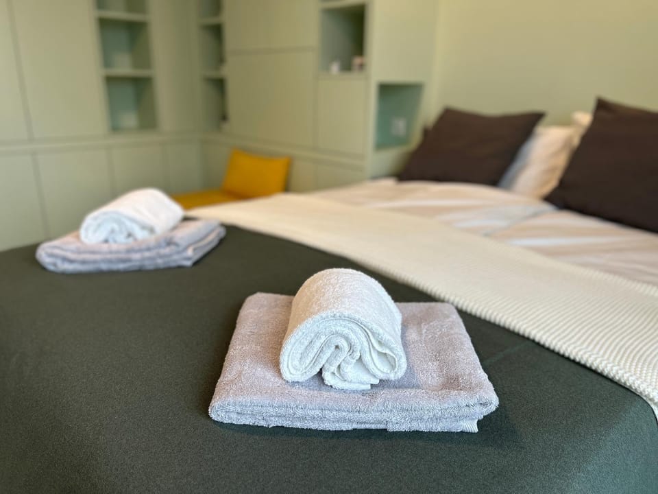 Bed, Bedroom, towels