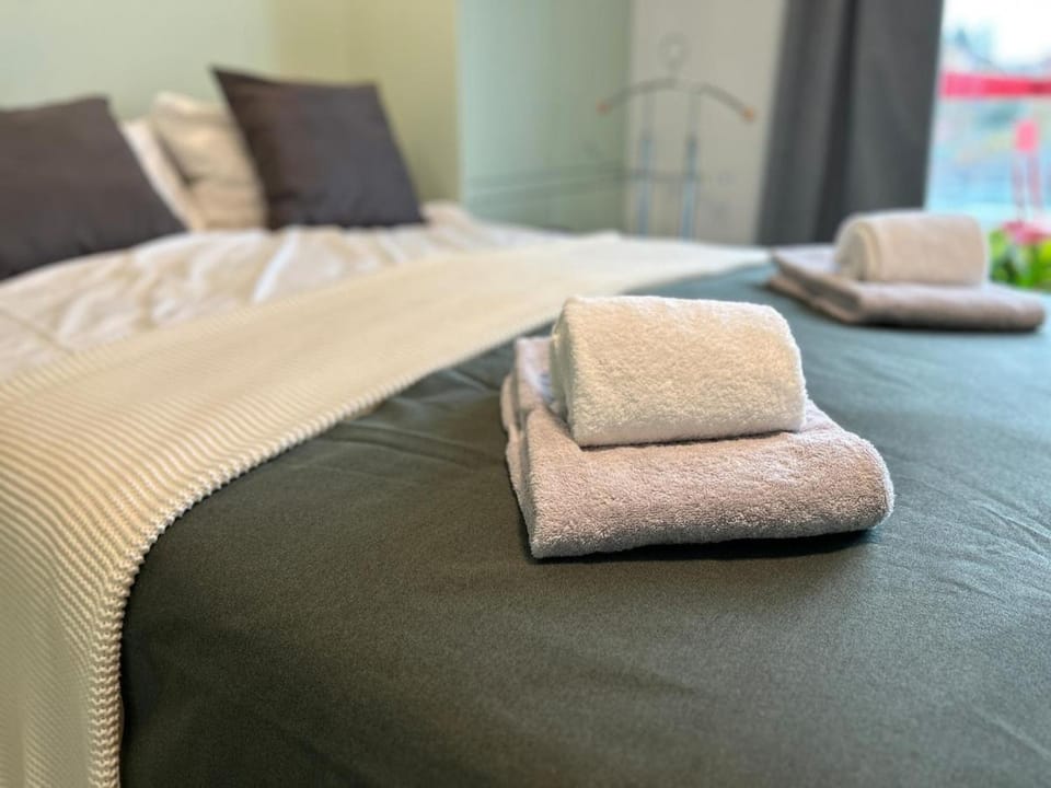 Bed, Bedroom, towels
