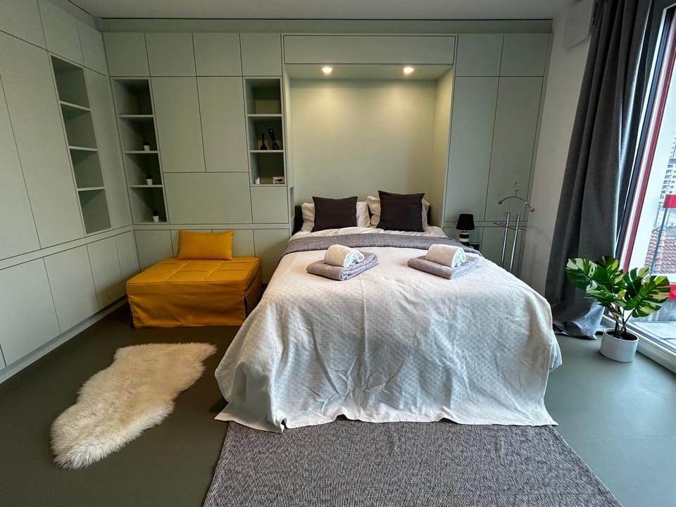 Photo of the whole room, towels, wardrobe