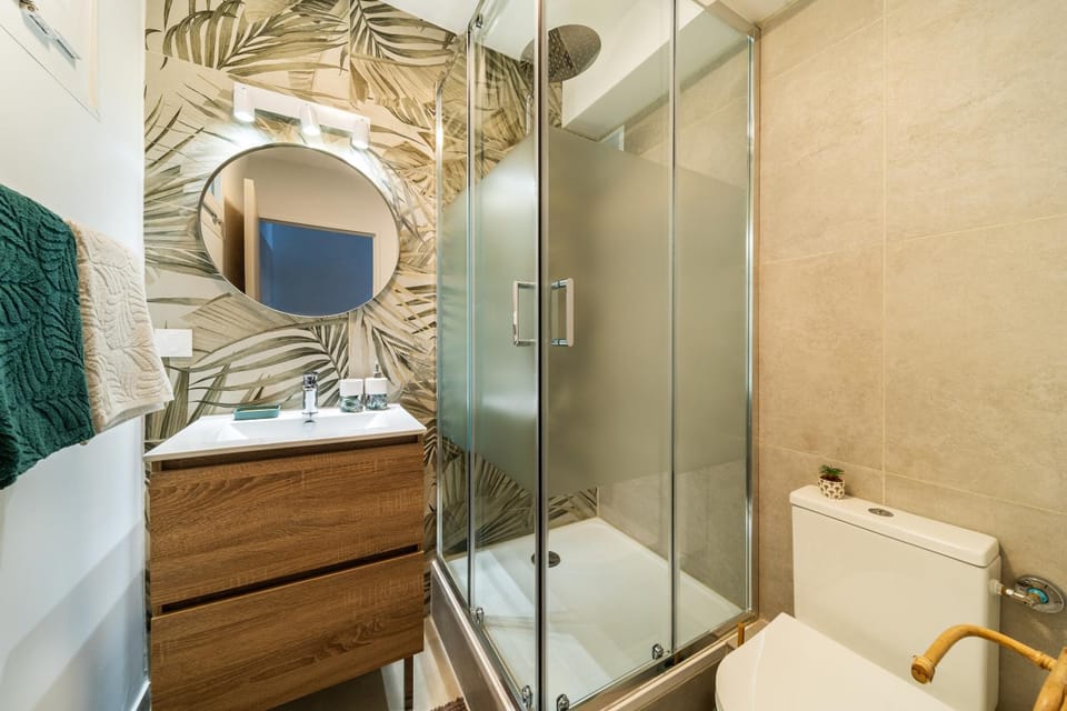 Shower, Toilet, Bathroom, towels