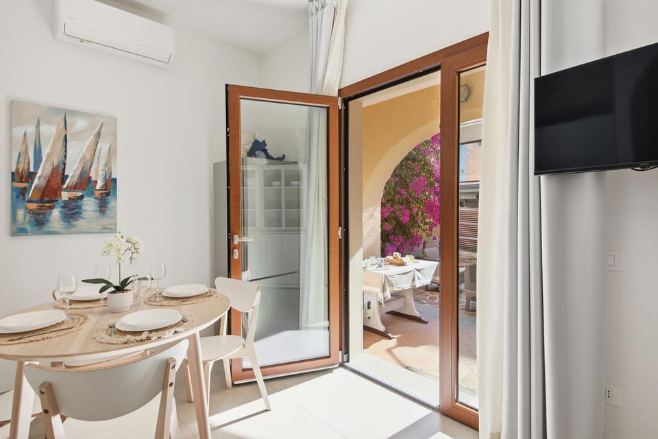 Communal lounge/ TV room, TV and multimedia, Living room, Dining area, air conditioner