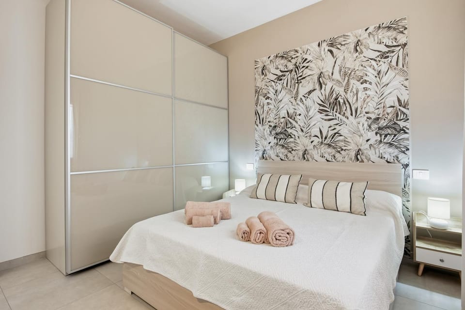 Bed, Photo of the whole room, Bedroom, towels