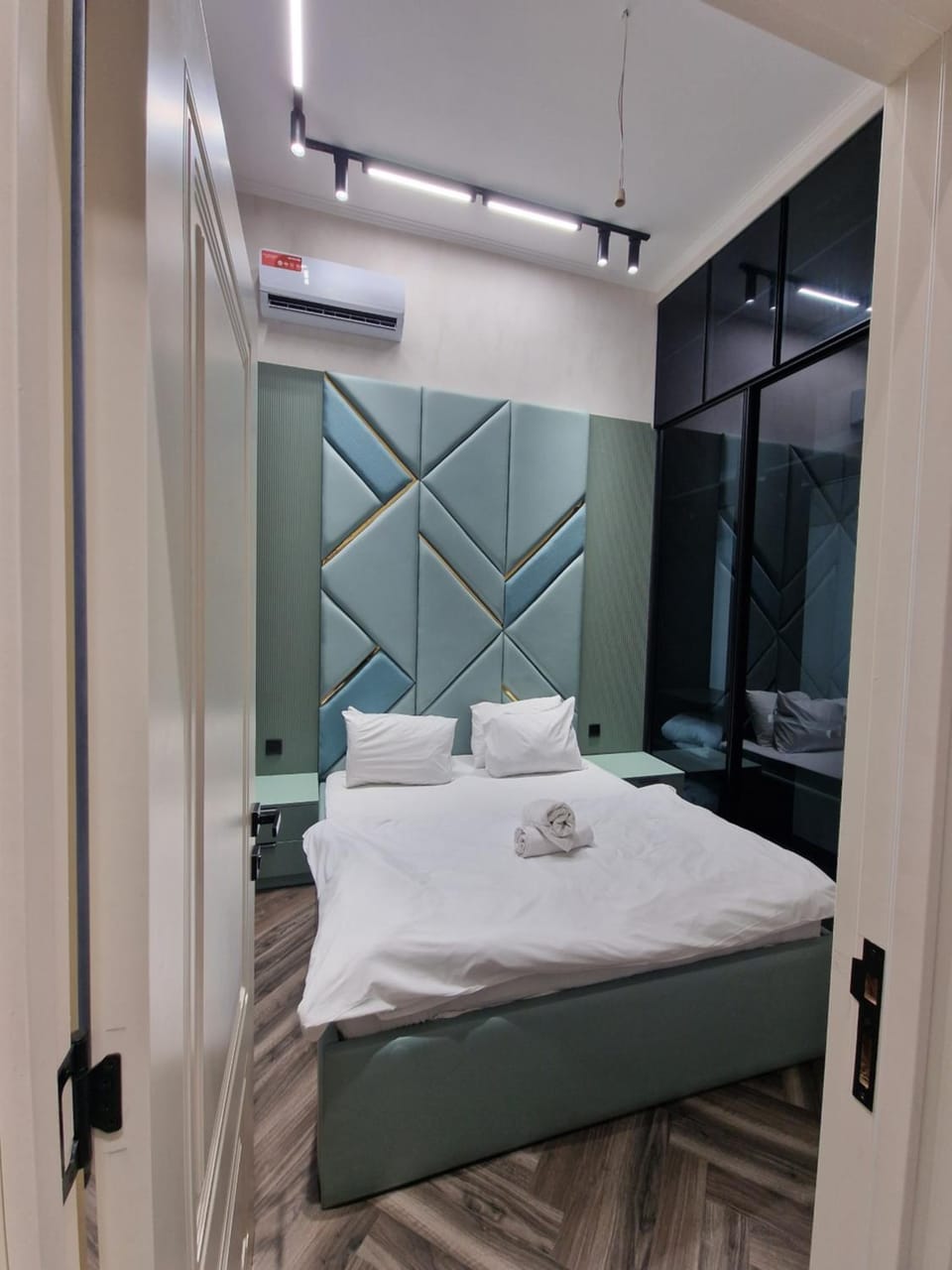 Bed, Photo of the whole room, Bedroom, towels