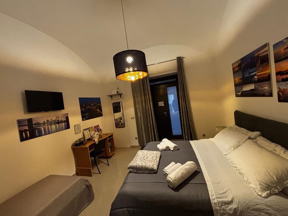 Bed, TV and multimedia, Living room, Photo of the whole room, Seating area, Bedroom, towels
