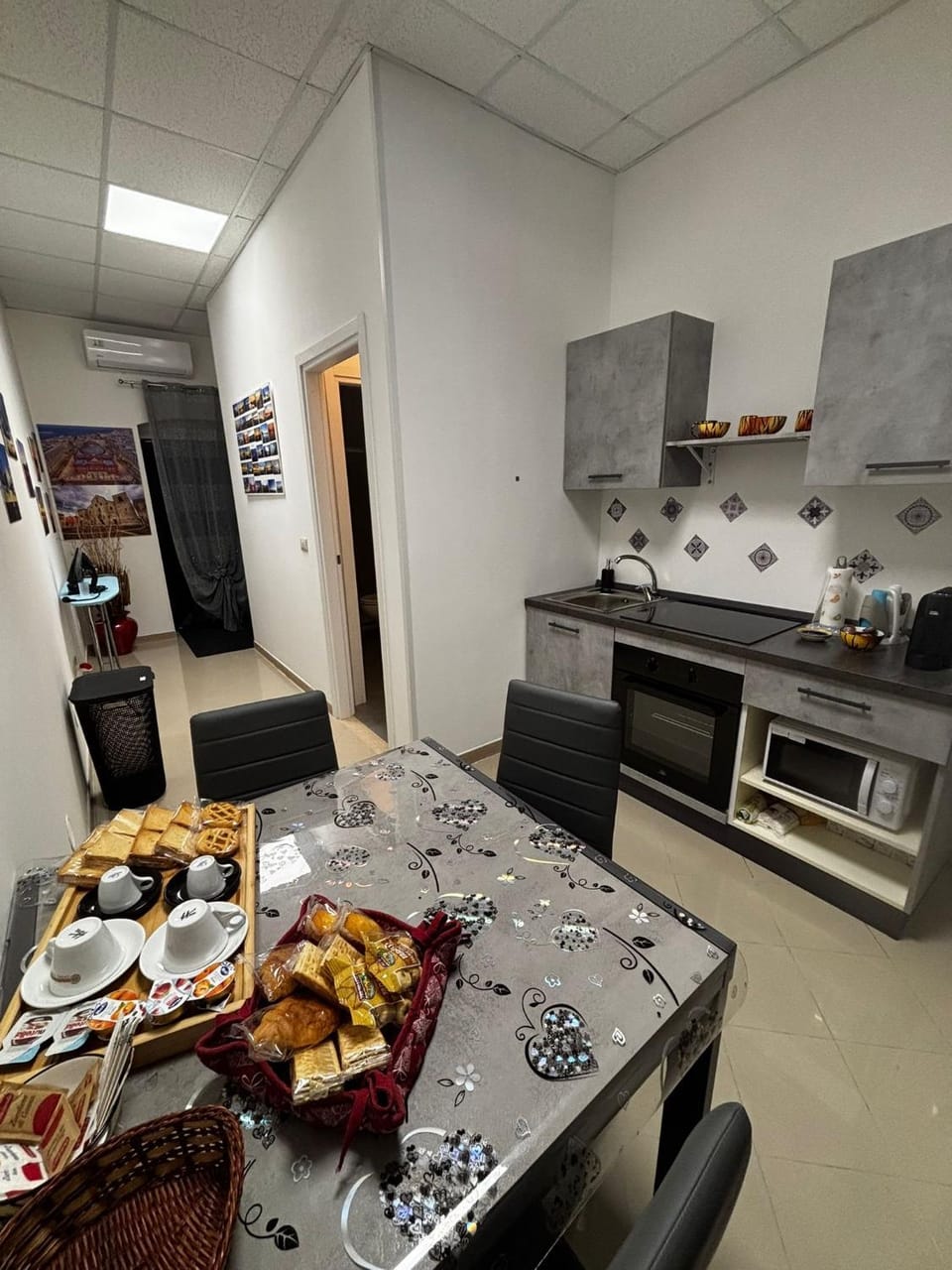 Kitchen or kitchenette, Food and drinks, Dining area, Food, Breakfast, minibar, stove