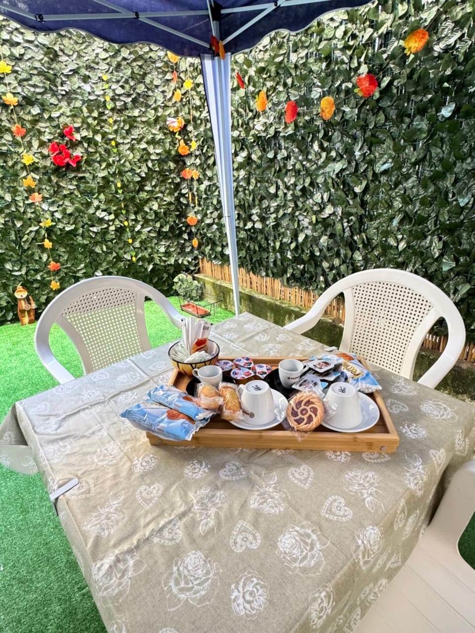 Garden, Coffee/tea facilities, Dining area, Garden view, Breakfast