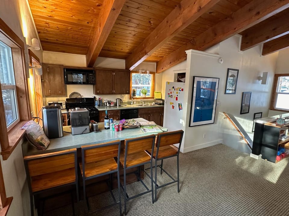 Tahoe Park HOA l Palisades l Hot Tub l Dogs OK House in Tahoe City