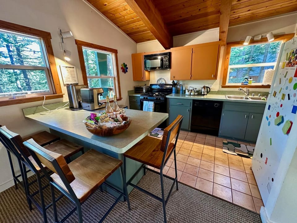 Tahoe Park HOA l Palisades l Hot Tub l Dogs OK House in Tahoe City