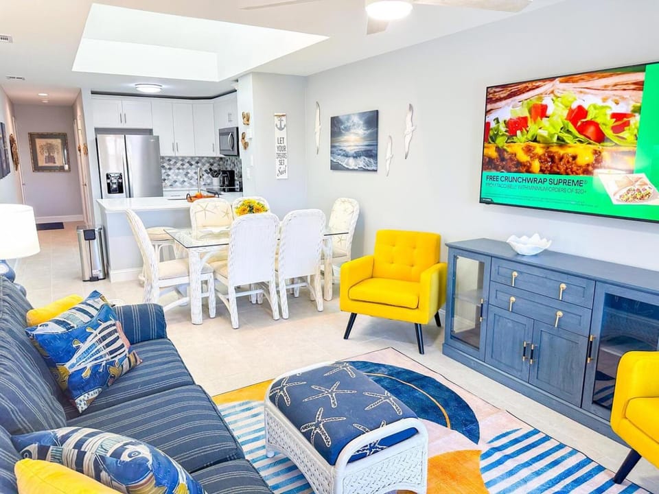 TV and multimedia, Kitchen or kitchenette, Living room, Seating area, Dining area