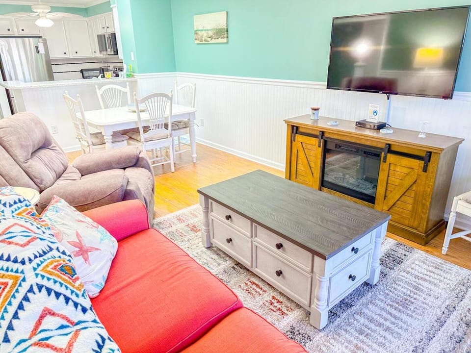 Communal lounge/ TV room, TV and multimedia, Living room, Seating area, Dining area
