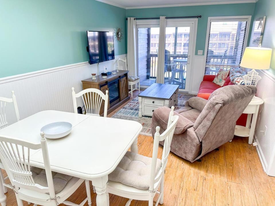 Communal lounge/ TV room, TV and multimedia, Living room, Seating area, Dining area