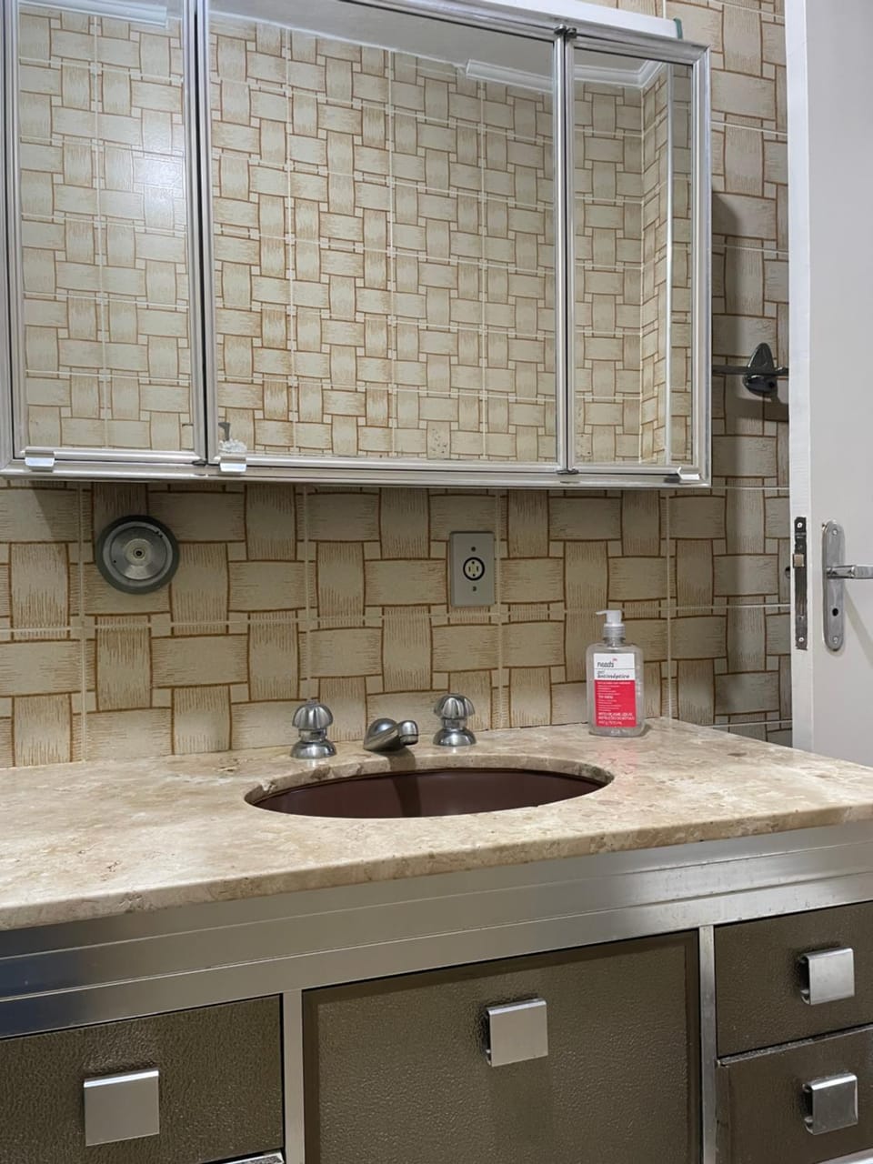 Apartamento meia quadra da praia com excelente localização Apartment in State of São Paulo