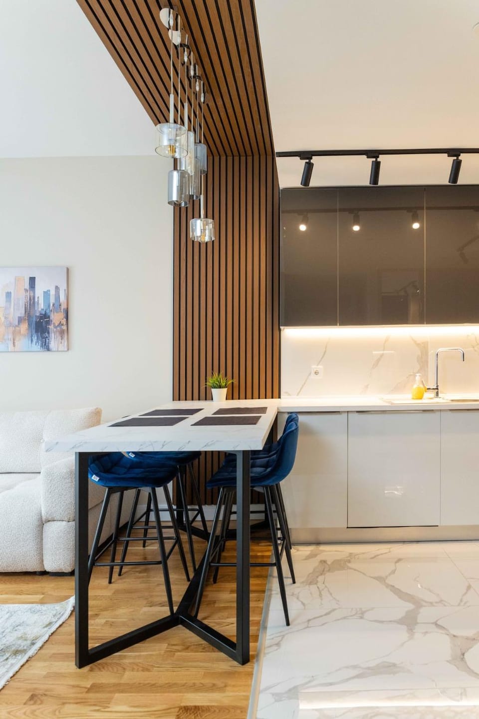 Kitchen or kitchenette, Dining area