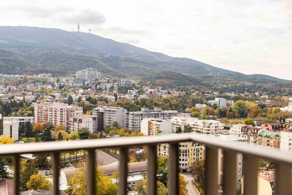 Balcony/Terrace, City view, Mountain view
