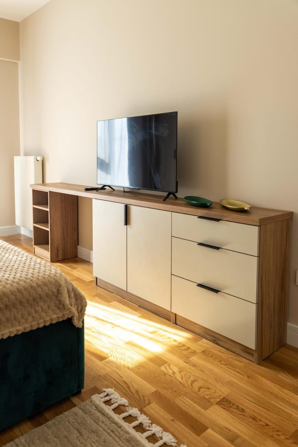 Bed, TV and multimedia