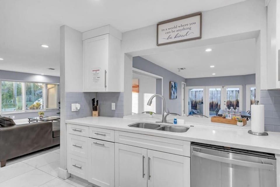 Stunning 4 Bedrooms House with Pool 6 minutes to the Ocean Villa in Oakland Park