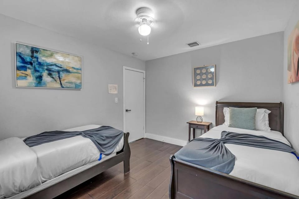 Stunning 4 Bedrooms House with Pool 6 minutes to the Ocean Villa in Oakland Park