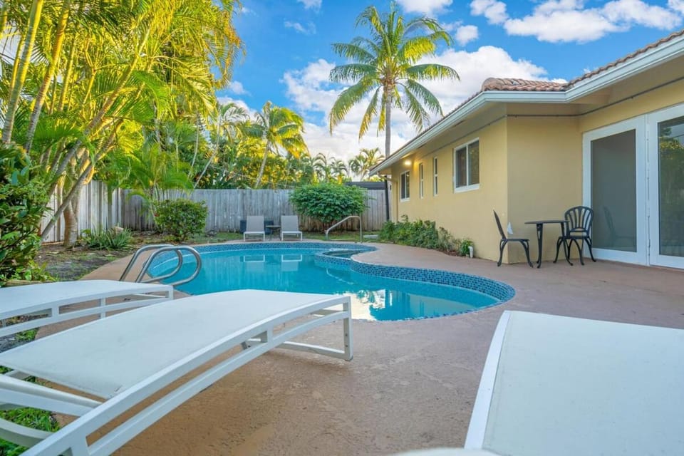 Stunning 4 Bedrooms House with Pool 6 minutes to the Ocean Villa in Oakland Park