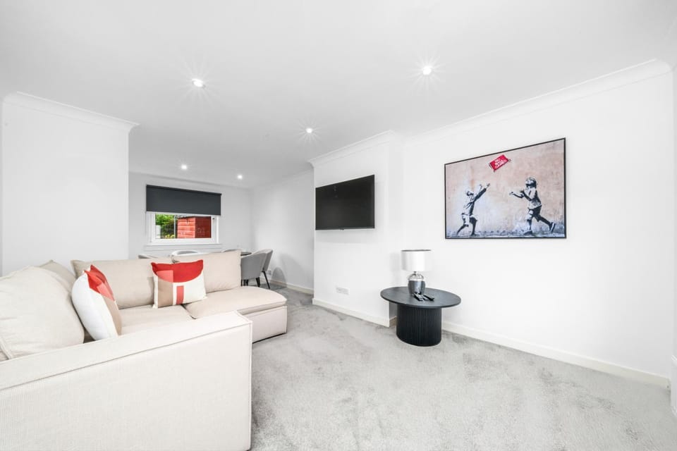 Communal lounge/ TV room, TV and multimedia, Living room, Seating area, Evening entertainment