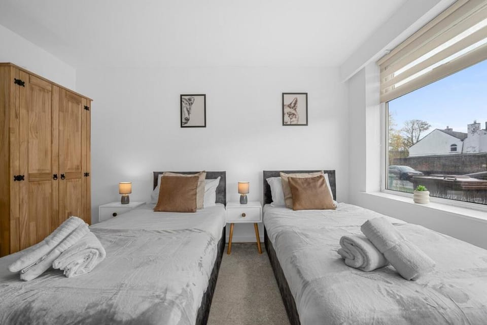 Two Bedroom House by Brookland Stays Serviced Accommodation Short Lets Middleton with Free WiFi Apartment in Manchester