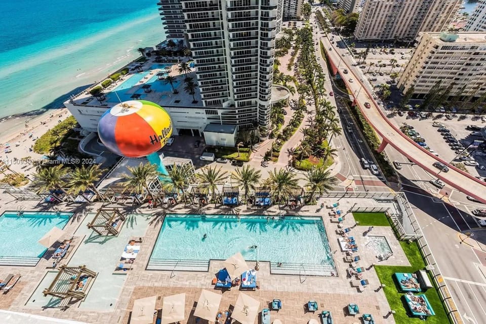 Property building, Day, Bird's eye view, Beach, Pool view, Sea view, Swimming pool, sunbed