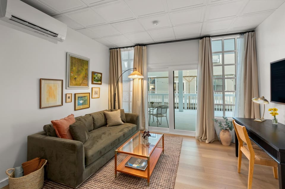 TV and multimedia, Balcony/Terrace, Living room, Business facilities, Seating area, air conditioner