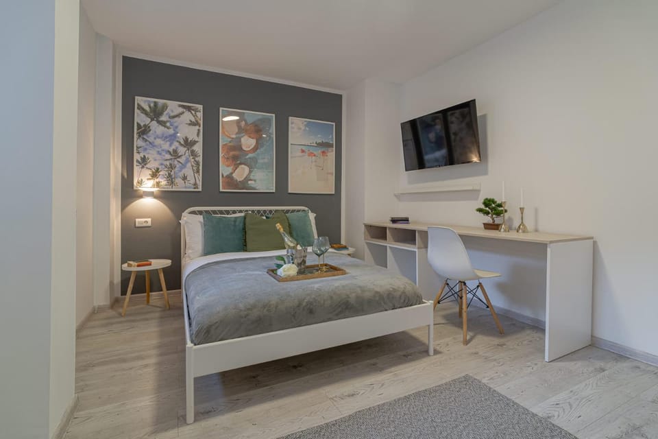 Bed, TV and multimedia, Photo of the whole room, Seating area, Bedroom